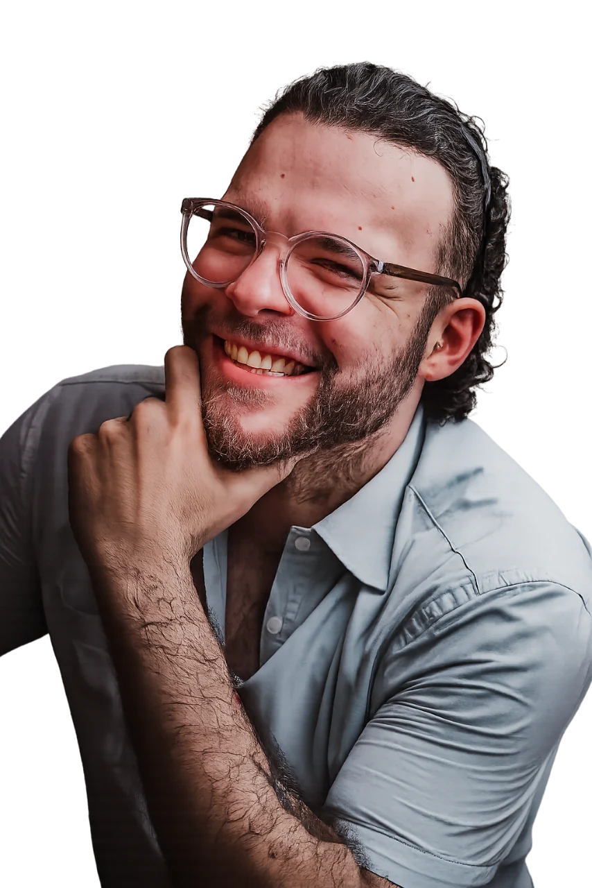 Pedro Bezerra, psicólogo, sorrindo com a mão no queixo